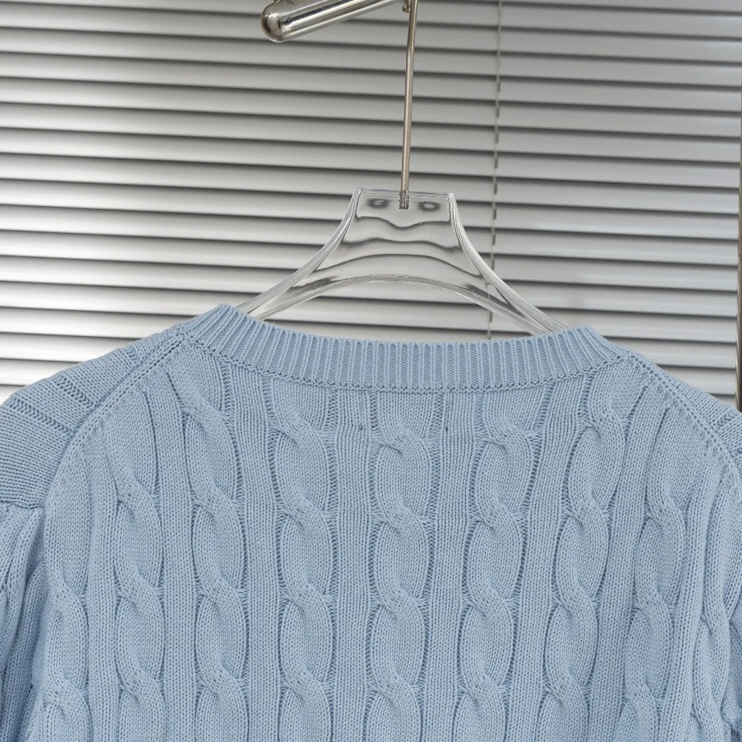 P290 top version (different currencies) You can scan the code to enter the official website. Style: Ralph Lauren POLO Ralph Lauren small label embroidered knitted cardigan jacket. Color: Picture color. Size: S-XL. Fabric: pure cotton. Accessories: full set of customized accessories. No gender distinction. Same style for men and women.